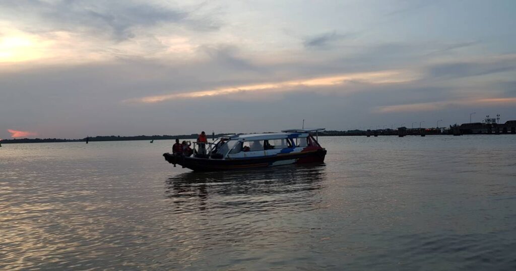 boat guyana river